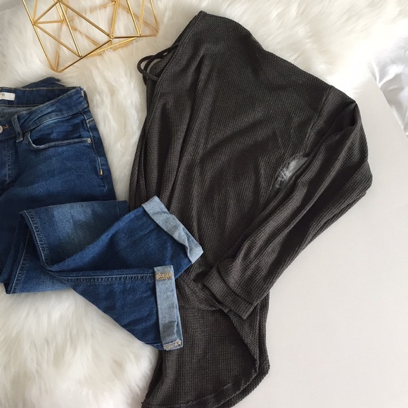 ❗️One left L ❗️NWTGrey long sleeve criss cross top - Picture 4 of 5